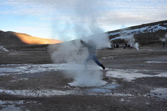Saltando sobre um dos Geisers del Tatio, na região do Atacama, no norte do Chile